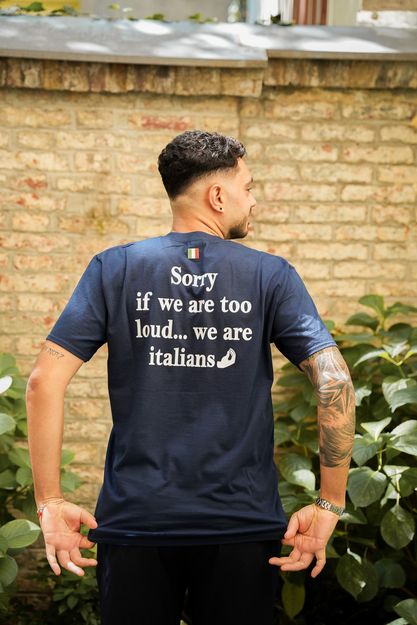 „Sorry if we are too loud…we are Italians🤌🏼“ T-Shirt Blue